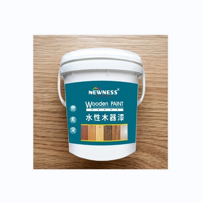 Aplicación de la pintura PU en aerosol para la protección duradera de muebles de madera sólida